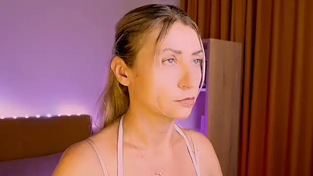 Snapshot of ZoeGrant chatting on 4, 7, 2026 ZoeGrant online show from 4, 7, 2026