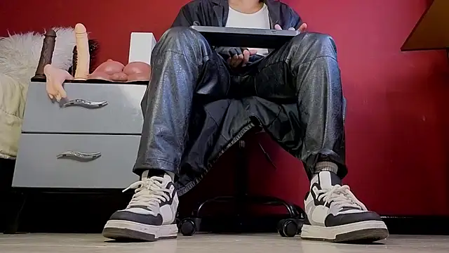 TomLover 12 online show from 7, 11, 2025