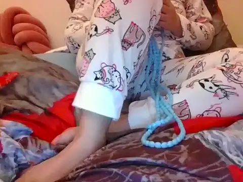 Snapshot of RealLittleRedRidingHood chatting on 22, 11, 2025 RealLittleRedRidingHood online show from 22, 11, 2025