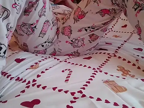 Snapshot of RealLittleRedRidingHood chatting on 24, 11, 2025 RealLittleRedRidingHood online show from 24, 11, 2025