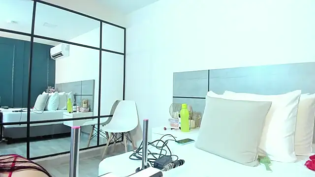 EmmaSmith2 online show from 2, 4, 2026