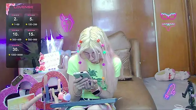 Skinygirl online show from 12, 11, 2025