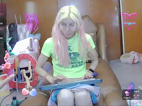 Skinygirl online show from 17, 11, 2025