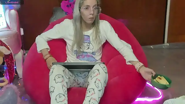 Skinygirl online show from 11, 6, 2026