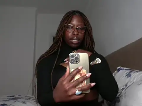 Snapshot of MadamIndigo chatting on 7, 2, 2025 MadamIndigo online show from 7, 2, 2025