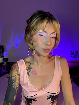 Snapshot of Cinamoonn chatting on 11, 10, 2025 Cinamoonn online show from 11, 10, 2025