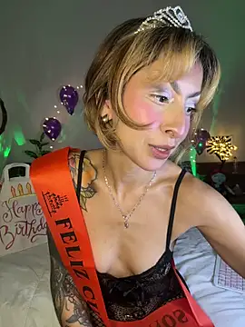 Snapshot of Cinamoonn chatting on 4, 11, 2025 Cinamoonn online show from 4, 11, 2025