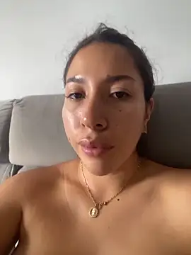 Snapshot of daniela_henao chatting on 26, 5, 2026 daniela henao online show from 26, 5, 2026