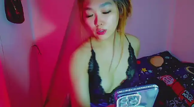 TR4NSCUTI3 online show from 4, 12, 2024