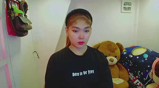 TR4NSCUTI3 online show from 2, 2, 2025