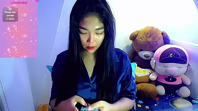 TR4NSCUTI3 online show from 29, 9, 2025