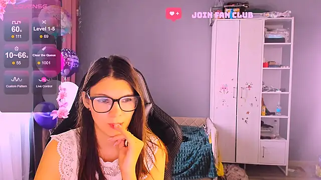 Snapshot of MollyLollipop chatting on 29, 10, 2025 MollyLollipop online show from 29, 10, 2025