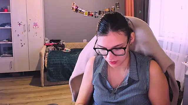 Snapshot of MollyLollipop chatting on 15, 12, 2025 MollyLollipop online show from 15, 12, 2025