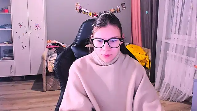 Snapshot of MollyLollipop chatting on 16, 12, 2025 MollyLollipop online show from 16, 12, 2025