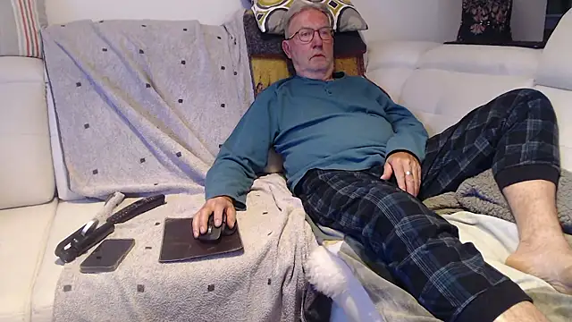 Snapshot of Nudelschwanz chatting on 13, 5, 2026 Nudelschwanz online show from 13, 5, 2026