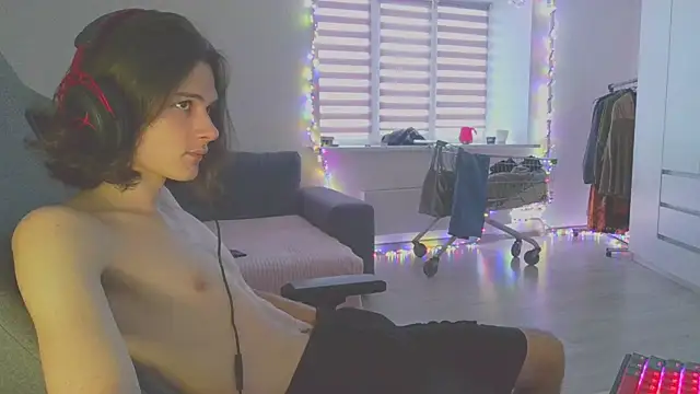 Snapshot of CandyChell chatting on 22, 12, 2024 CandyChell online show from 22, 12, 2024