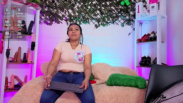 Snapshot of louise_nails chatting on 24, 6, 2026 louise nails online show from 24, 6, 2026