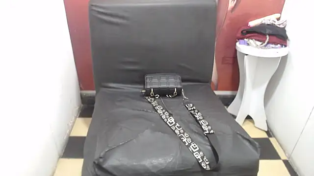 Laura hottt online show from 17, 10, 2025