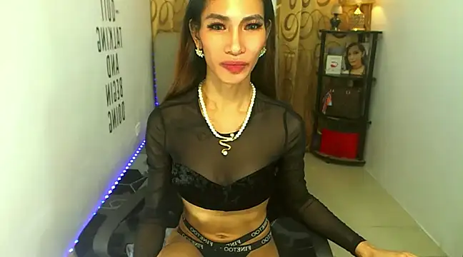 Snapshot of Trixie_Mattel21 chatting on 3, 12, 2024 Trixie Mattel21 online show from 3, 12, 2024