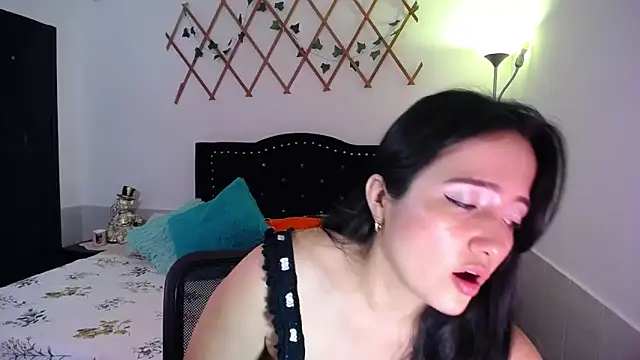 Snapshot of naughty_girl_4u chatting on 24, 10, 2025 naughty girl 4u online show from 24, 10, 2025