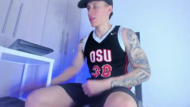 Snapshot of enzo_bvlgari chatting on 2, 3, 2025 enzo bvlgari online show from 2, 3, 2025