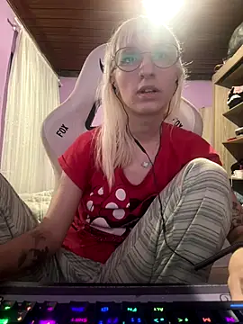 Snapshot of bunnydark00 chatting on 4, 11, 2025 bunnydark00 online show from 4, 11, 2025