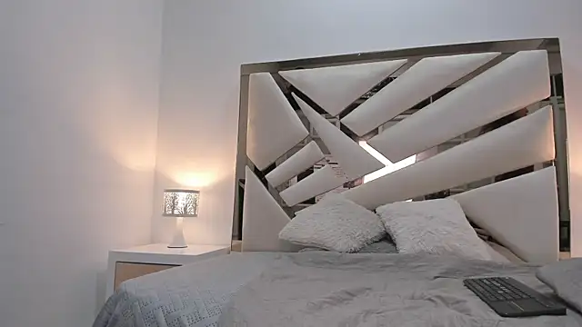 Naughty  Mom online show from 18, 2, 2025