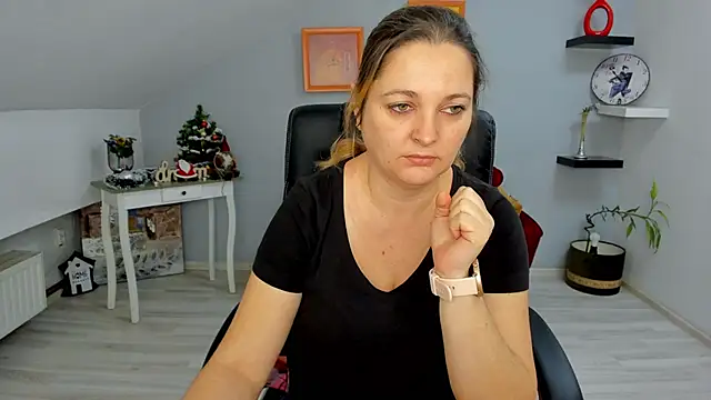LollaGirl online show from 6, 1, 2025