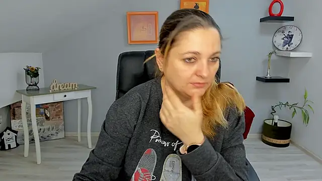LollaGirl online show from 9, 1, 2025
