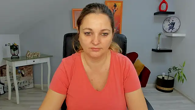 LollaGirl online show from 10, 1, 2025