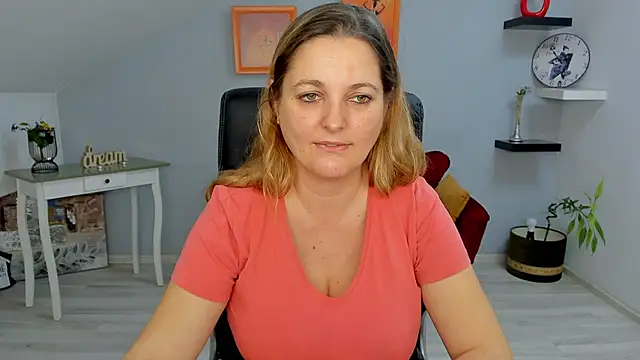 LollaGirl online show from 10, 1, 2025