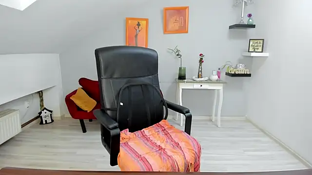 LollaGirl online show from 27, 10, 2025