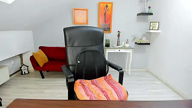 LollaGirl online show from 16, 12, 2025