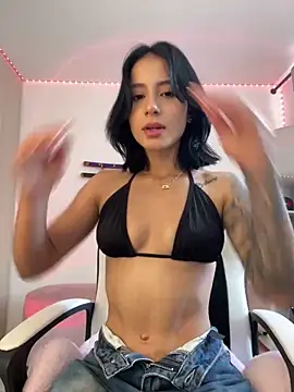 Snapshot of Ale_Lewis chatting on 19, 2, 2025 Ale Lewis online show from 19, 2, 2025