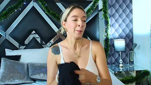 victoriaa lee  online show from 12, 12, 2024