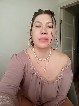 Snapshot of ROXOLANAA_SEXY chatting on 6, 4, 2026 ROXOLANAA SEXY online show from 6, 4, 2026