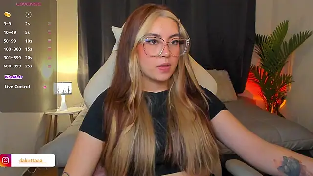 Snapshot of dakottaa_ chatting on 24, 4, 2026 dakottaa online show from 24, 4, 2026