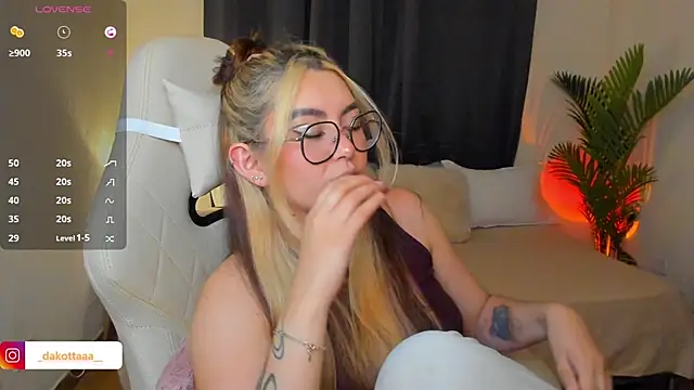Snapshot of dakottaa_ chatting on 27, 5, 2026 dakottaa online show from 27, 5, 2026