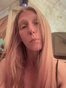 Snapshot of GoldenFlameGoddess chatting on 26, 5, 2026 GoldenFlameGoddess online show from 26, 5, 2026