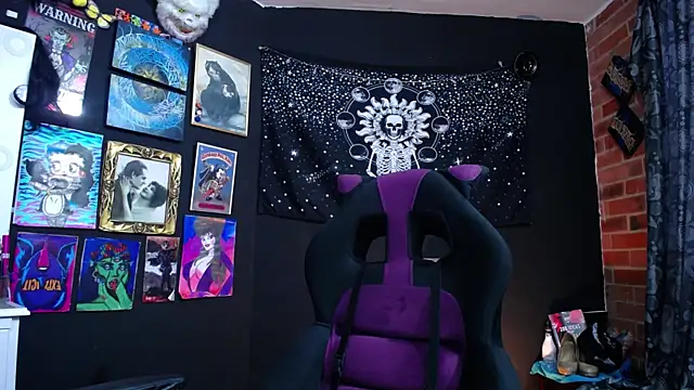 Yourmadame P online show from 30, 1, 2025