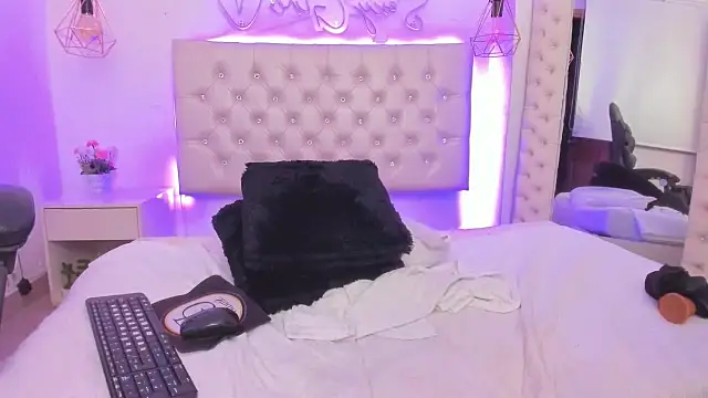 xiomara  cortes online show from 28, 2, 2025