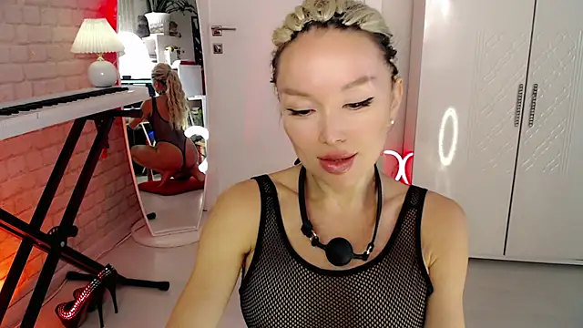 WhiteBunny online show from 6, 11, 2025