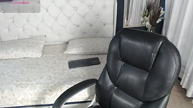 LiaVillalobos online show from 25, 9, 2025