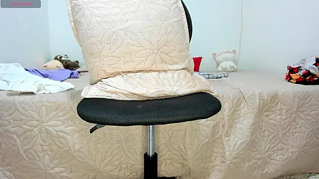 Snapshot of santhi_lee chatting on 4, 4, 2026 santhi lee online show from 4, 4, 2026