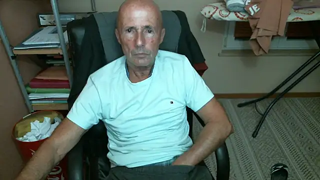 Snapshot of olibrius71 chatting on 8, 11, 2025 olibrius71 online show from 8, 11, 2025