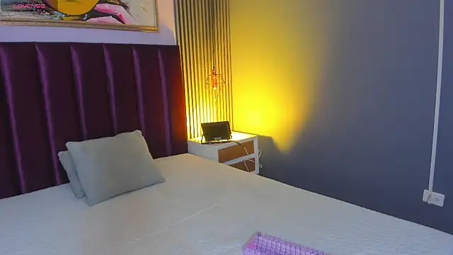 LauraAristizabal online show from 12, 4, 2026