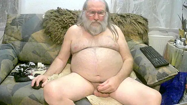 Snapshot of SexySantaC chatting on 4, 1, 2025 SexySantaC online show from 4, 1, 2025
