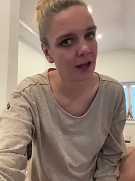 Snapshot of Suesse_Schnitte chatting on 9, 12, 2024 Suesse Schnitte online show from 9, 12, 2024