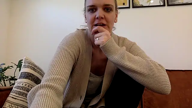 Snapshot of Suesse_Schnitte chatting on 14, 2, 2025 Suesse Schnitte online show from 14, 2, 2025