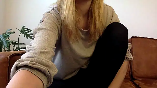 Snapshot of Suesse_Schnitte chatting on 14, 2, 2025 Suesse Schnitte online show from 14, 2, 2025